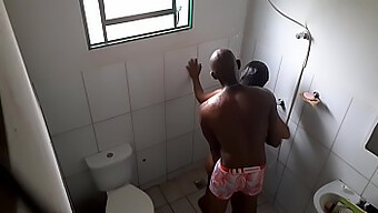 Assista A Um Cara Negro Se Dando Prazer Com Um Pau Grande