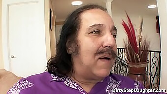 Tenåringsstedatteren Lynn Love Gir En Blowjob Og Får Fitta Si Sugd Av Ron Jeremy