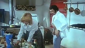 Rubia En La Cocina Recibe Un Paseo Duro