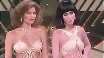 Cher Und Raquel Welch In Einer Klassischen Milf-Szene