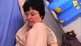 Retro Fransız Gay Porno: Genç Erkekler Üvey Anneleri Ve Kız Kardeşleri Beceriyorlar