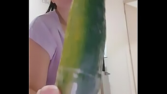 Masturbación Con Un Pepino Y Juego Anal Con Una Latina