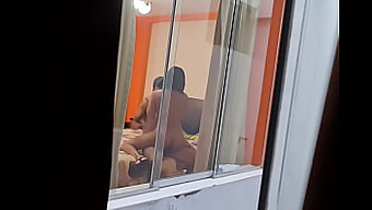 El Marido De Mi Compañera De Piso Está Teniendo Un Romance: Pillados En Cámara