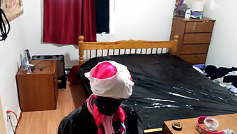 Empregada Sissy Se Diverte Brincando Com Bondage Com Um Dildo