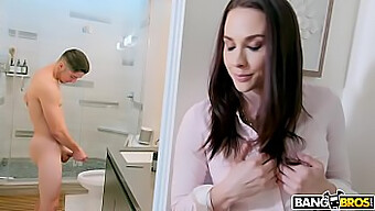 Vollbusige Stiefmutter Chanel Preston Erwischt Sohn Beim Wichsen Im Badezimmer