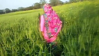 Amateur Indian Bhabhi Tries New Things In Public