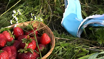 Gadis Berpayudara Besar Dengan Cipap Strawberi Dalam Video Seks Di Luar