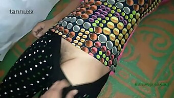 18+ ভারতীয় গার্লফ্রেন্ড তার পুসী চুদতে পেয়েছে।