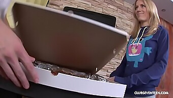 Chica Pizza Recibe Una Follada De Garganta Y Corrida Incluida