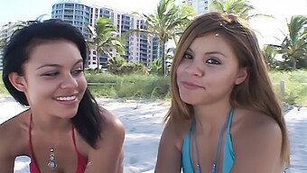 Deux Femmes Avides Font Une Gorge Profonde À Une Bite Américaine.