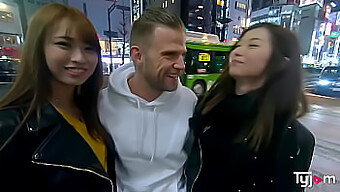 Les Filles Japonaises Mona Ayami Et Tsubaki Kato S'Adonnent À Un Trio Avec Une Bite Dure