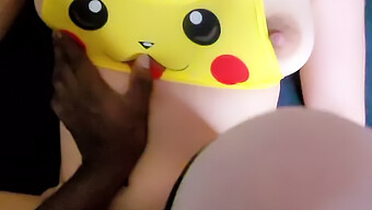 Amatør Cfnm-Video Viser Barmfagre Pige I Pikachu-Outfit, Der Bliver Kneppet