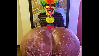 Vidéo Maison De Victoria Cakes Offrant Un Cadeau D'Anniversaire À Gibby The Clown