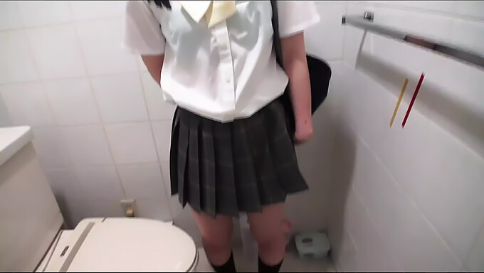 Oral Et Pov: Une Adolescente Japonaise Se Fait Baiser Et Se Masturbe