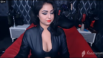 Seorang Dominatrix Yang Merokok Sambil Menghukum Pasangannya Yang Patuh