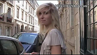 Une Adolescente Blonde Montre Ses Petits Seins Dans Une Vidéo De Casting Amateur