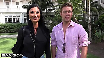 Sânii Mari Și Pizda Străpunsă A Lui Jasmine Jae Sunt Expuse La Plajă