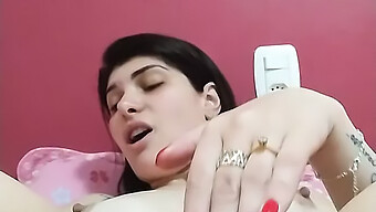 مراهقة ضيقة (18+) تصبح شقية مع لعبة جنسية