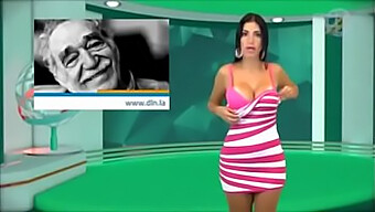 Uma Beleza Venezuelana Quente Com Uma Figura Curvilínea