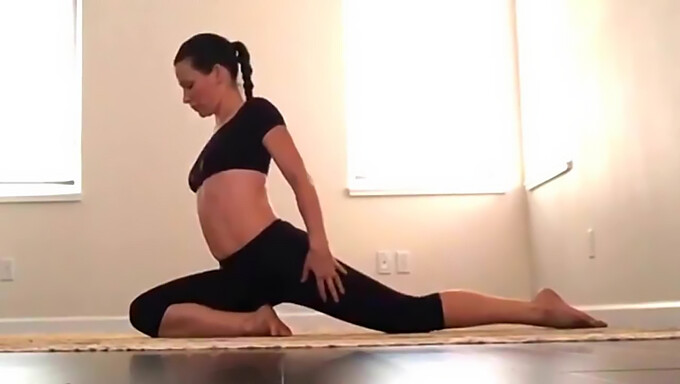 Yoga Gợi Cảm Của Evangeline Lilly