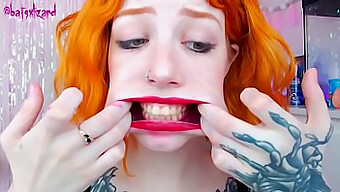 Remaja Lipstik Merah (18+) Memberikan Blowjob Asmr Dengan Dildo