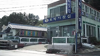 18+ 청소년 엄마가 큰 자지로 섹스를 즐긴다