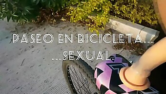 Chatte Sur Roues: Femme En Vélo De Sexe