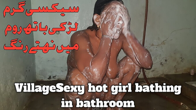 ¡caliente Chica Pakistaní Muestra Sus Tetas En El Baño!