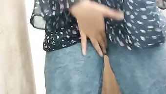 Istri Seksi Menjadi Basah Dan Liar Di Kamar Mandi