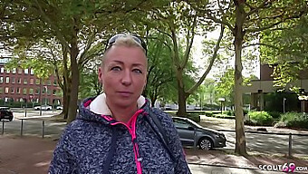 Tysk Milf Mandy Får Strukket Den Trange Rumpa Av Stor Kuk