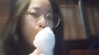 Gadis Berambut Coklat Memuaskan Dirinya Sendiri Dengan Dildo Dalam Video Solo Ini