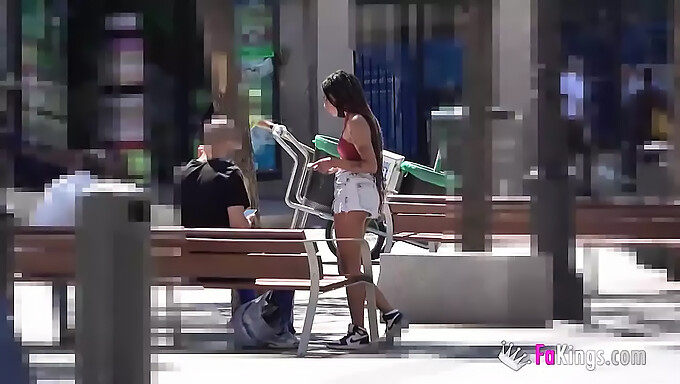 Uma Garota Tímida Precisa Seduzir Homens Aleatórios Na Rua Para Se Tornar Uma Rainha Do Pornô!