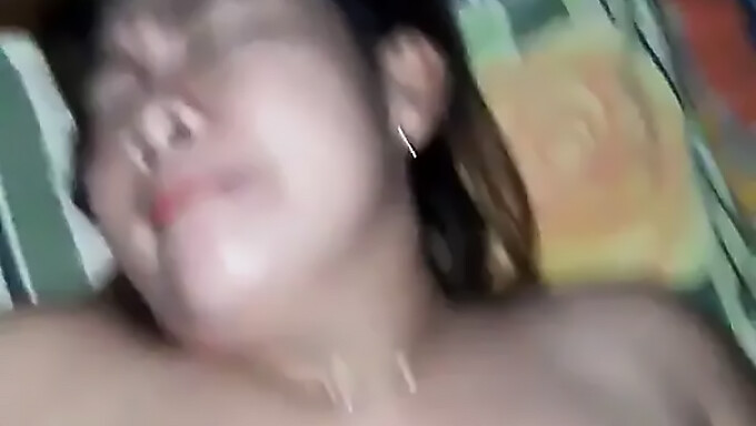 Bibir Merah Panas Dan Sosok Penuh Yang Cantik Dalam Video Buatan Sendiri Ini