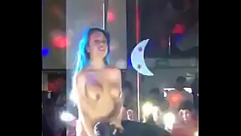 Lesbiene Publice: Mănâncă Stripperul