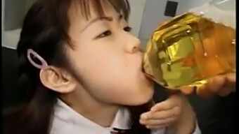 アジアの女の子が犯され、汚いおしっこを飲む