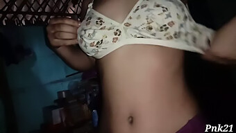 Grandes Tetas Y Pezones - Adolescente India En Ropa Apretada