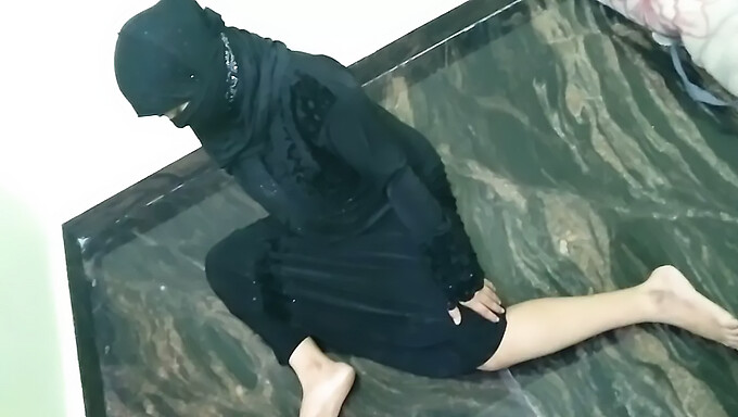 A Seductive Arab Woman With A Big Ass Seduces A Cock