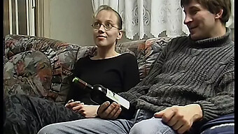 Un Couple D'Adolescents Des Années 90 Éprouve Un Orgasme Intense