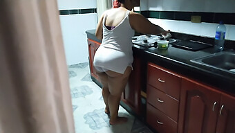 Limpiando La Cocina: Una Sesión En Solitario Con Una Hermosa Mujer Gorda