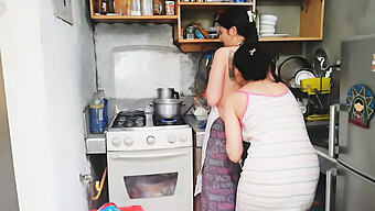 Amantes Lesbianas Disfrutan Comiendo Coño En La Cocina.