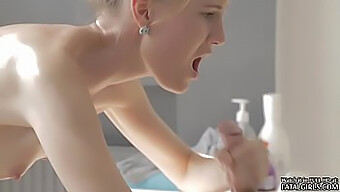 Blowjob- Und Deepthroat-Action Mit Einer Wunderschönen Blondine