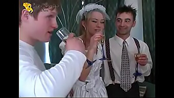 Los Amigos De Una Novia Rusa Disfrutan De Una Fiesta De Bodas