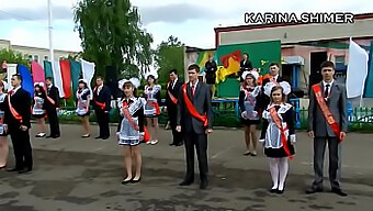 Russiske Skolejenter Deler Dansegulv