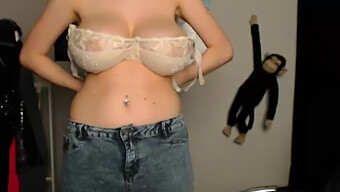 Gros Seins Et Seins Rebondissent Dans Cette Vidéo