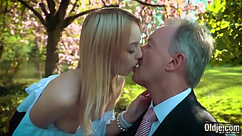 Blonda De 18+ Își Ia Pizda Futută De Un Bărbat Matur