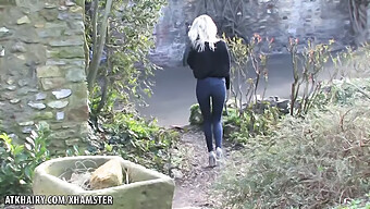 Schau Dir Ulrikas Nasse Und Haarige Muschi In Diesem Online-Masturbationsvideo An