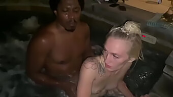 Victoria Gracen Og Daddy Panda Nyder En Hot Tub-Session