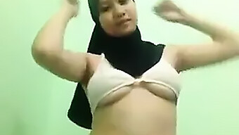 Assista A Uma Linda Garota Indiana Mostrando Seu Corpo E Se Masturbando